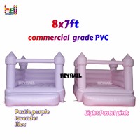 Château gonflable 8x7 pieds lavande et rose pastel clair avec toits de château pour usage commercial et événements