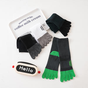 Moda Sporty <span class=keywords><strong>Custom</strong></span> Tube Cotton Men's <span class=keywords><strong>Toe</strong></span> <span class=keywords><strong>Socks</strong></span> Preto Branco Cinza Cinco <span class=keywords><strong>Toe</strong></span> Crew <span class=keywords><strong>Socks</strong></span> para Homens - Product Image 2