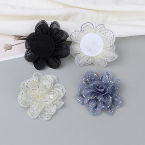 Parche Decorativo Hecho a Mano de 9cm con Flor de Camelia 3D de Tela y Pedrería Estilo Francés para Accesorios de Cabello, Zapatos, Bolsos y Ropa - Product Image 4