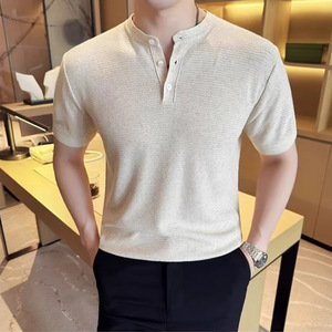 เสื้อโปโลแขนสั้นคอเฮนลีย์สำหรับผู้ชาย สีพื้น คอวี แฟชั่นสไตล์คนเมือง - Product Image 1