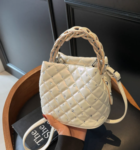 Sac bandoulière de luxe pour femme, design personnalisé avec logo, pour la portabilité et la mode féminine - Product Image 6