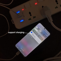 Multiprise avec 3 ports USB et 3 prises secteur, dotée de boutons de commande et d'indicateurs LED