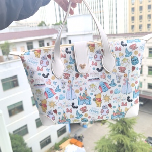 Bolso Tote de Nailon Impermeable con Correa de Hombro Desmontable y Hebilla de Cabeza de Ratón Dorada Personalizada de Magic Kingdom, Bolsa Grande para Parque Temático - Product Image 1