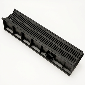 Sistema di Drenaggio a U in Plastica Nera con Uscita Laterale <span class=keywords><strong>per</strong></span> Uso Esterno a Lungo Termine - Product Image 1