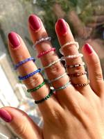 Modischer Naturstein mehrfarbiger Kristall elastischer Perlen Edelstein Ring alle Match Ring