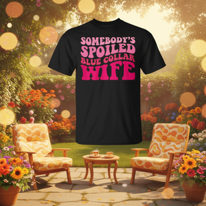 Camiseta para mujer de estilo Groovy de Somebody's Spoiled Blue Collar Wife - Product Image 3