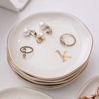 Plateau à bijoux en céramique blanche avec bord doré, plateau à bagues en relief 3D avec alphabet, porte-bijoux en porcelaine personnalisé avec lettre, cadeau