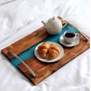 Plateau de service en bois de qualité supérieure avec incrustation en résine aqua, finition polie, poignée, pour contact alimentaire, usage résidentiel, repas à domicile - Product Image 1