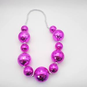 Perles géantes en plastique <span class=keywords><strong>pas</strong></span> chères pour le Mardi Gras 2026, 60 mm, boules rose vif, colliers de défilé, thème de la Nouvelle-Orléans, cadeaux de fête en gros - Product Image 3