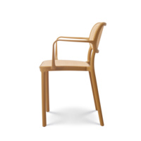 Fauteuil monobloc en plastique moulé couleur moutarde, chaise de salle à manger empilable aspect osier pour la restauration commerciale et l'ameublement hôtelier