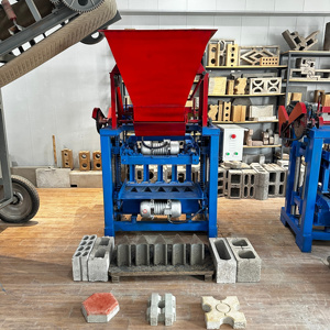 Máquina automática de fabricación de ladrillos con tolva 4-35A para pequeñas inversiones, fábrica de ladrillos a pequeña escala, máquina de bloques de hormigón de bajo costo - Product Image 4