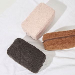 Sac de voyage en velours Teddy uni pour l'automne et l'hiver, sac de rangement portable pour le maquillage, sac cosmétique en peluche Teddy, fabriqué en usine BSCI - Product Image 5