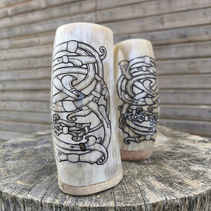 Taza de cuerno de búfalo hecha a mano, forma natural, tallada con temática animal, arte coleccionable, artesanía buraq - Product Image 1