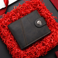 Dompet Retro gaya pendek Pria, simpel, kapasitas besar, desain tipis, banyak slot kartu, lipat ganda dengan penutup tombol.