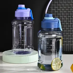 Botol air minum portabel LOGO kustom 2024 Liter, botol air minum plastik motivasi Gym kapasitas besar 2.2 Liter dengan pegangan