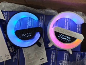 Haut-parleur Bluetooth multifonctionnel en forme de G 2026 avec chargeur sans fil, lumière d'ambiance RGB et réveil – Approvisionnement en gros pour promotions - Product Image 4