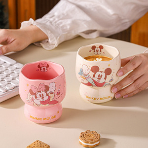 Juego de Tazas de Leche de Cerámica con Diseño de <span class=keywords><strong>Mickey</strong></span> y sus Amigos de <span class=keywords><strong>Disney</strong></span> - <span class=keywords><strong>Taza</strong></span> Infantil con Agarre de Dibujos Animados y Caja de Regalo para Bebés y Familias - Product Image 4