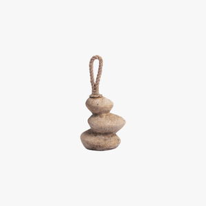 Este tope de puerta de Home Basket Bali está hecho de guijarros apilados de color crema natural, con un diseño cerámico. - Product Image 1