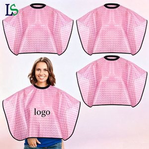 Capa de peluquería rosa corta con logo personalizado, tipo paraguas, para teñido de cabello, salón de belleza y maquillaje - Product Image 1