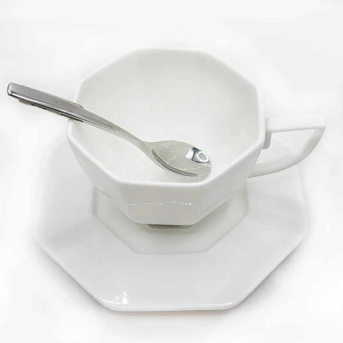 Fournisseur de céramique en vrac porcelaine logo personnalisé minimaliste blanc pur céramique thé tasse à café et soucoupe ensemble pour le thé de l'après-midi