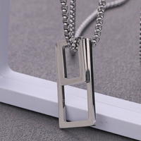 Colliers et foulards tendance personnalisés unisexes avec pendentif carré géométrique simple et élégant pour couples