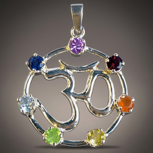 Colgante de Plata 925 con Símbolo Om y Piedras Preciosas Multicolores, Diseño Religioso en Forma de Número, Unisex, para Uso Diario - Product Image 1