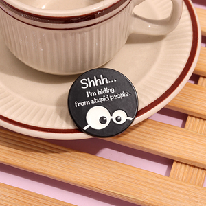 Frase sto evitando le persone sciocche spille in smalto lettere dei cartoni animati spille risvolto Punk Gothic gioielli regalo per I bambini amici - Product Image 4