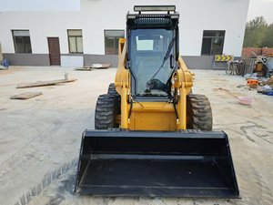 Cargadora Compacta Caterpillar 246C Amarilla, Equipo de Construcción Compacto con Capacidad de 2 Toneladas - Product Image 3