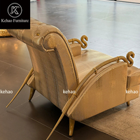 Fauteuil d'appoint de luxe en forme de serpent avec accoudoirs en métal doré et revêtement en texture peau de serpent, chaise longue individuelle pour salon de villa