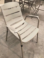 Chaise de salle à manger d'extérieur avec accoudoirs, structure en fer antirouille, panneau moulé par compression, assise confortable pour terrasse et jardin