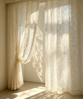 Dentelle en polyester 100% avec fils argentés scintillants dissimulés - Douce comme un rideau, atmosphérique comme une nappe