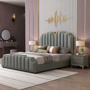 <span class=keywords><strong>Lit</strong></span> élégant à capitons verticaux : Accents dorés en forme <span class=keywords><strong>de</strong></span> clous, table <span class=keywords><strong>de</strong></span> chevet assortie, pièce maîtresse moderne pour la chambre à coucher - Product Image 2