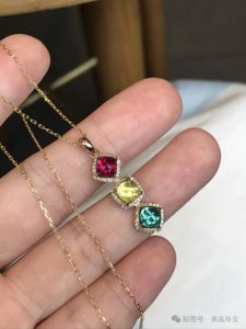 Collier pendentif en or 18 carats avec trois pierres précieuses taillées en forme de sucette, tourmaline arc-en-ciel avec 72 diamants mêlée, bijoux fins pour femme à porter au quotidien - Product Image 4
