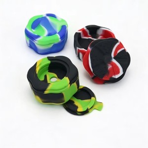 เครื่องบดเครื่องเทศซิลิโคนแบบแมนนวล  โลโก้สั่งทำได้  ปลอดภัยสำหรับอาหาร  ไม่ติดกระทะ  บดสมุนไพร ยาสูบ ชา  พร้อมโถบดในตัว  ใช้งานง่าย - Product Image 1