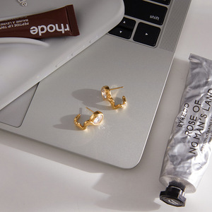 Pendientes de botón en tono dorado con circonita, diseño geométrico de onda, engaste en bisel, para uso diario - Product Image 4