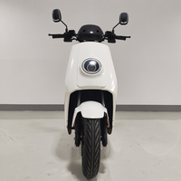 Moto électrique moderne blanche haute performance pour adultes, avec phare LED arrondi et dossier confortable, idéale pour les trajets urbains.