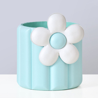 Arrangement floral tridimensionnel mignon de style coréen, avec un joli seau à collation et des petites boîtes en papier rondes, pour une composition florale artistique et une ambiance douillette