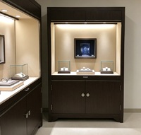 Vitrine murale de luxe GZowin en bois foncé pour montres, avec éclairage LED, dimensions personnalisables pour les magasins de détail haut de gamme