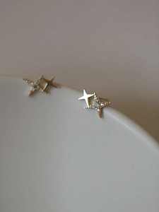 Nouveauté 2025 – Boucles d'oreilles mini étoiles brillantes en moissanite, élégantes et tendance, en or 9 carats, clous fins certifiés IGI, hypoallergéniques, vente en gros - Product Image 5