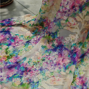 Tela <span class=keywords><strong>de</strong></span> <span class=keywords><strong>Seda</strong></span> Morera con Trabajo <span class=keywords><strong>de</strong></span> Hilo Dorado y Estampado Pintado con Estambres Morados Multicolor para Vestidos <span class=keywords><strong>de</strong></span> Noche Elegantes - Product Image 3