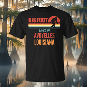 T-shirt Bigfoot Lives In Avoyelles Louisiana dal design retrò, vestibilità unisex - Product Image 3