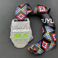 Médaille de triathlon sur mesure, frappée à l'unité, forme de pierre irrégulière, émail souple, alliage de zinc plaqué argent, avec cordon à motif ethnique