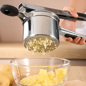 Presse-purée et écraseur à pommes de terre en acier inoxydable avec 3 disques de finesse interchangeables, poignée en silicone - Product Image 3