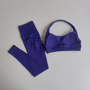 Conjunto de dos piezas de ropa interior deportiva OEM de fábrica: Top sin costuras con cuello halter y espalda hermosa, y leggings de fitness de <span class=keywords><strong>cintura</strong></span> <span class=keywords><strong>alta</strong></span> ajustados para mujer. - Product Image 2
