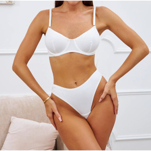 Ensemble de lingerie féminine russe de haute qualité, en tissu de soie glacée, confortable et lisse, composé d'un soutien-gorge et d'un string. - Product Image 1