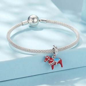 Breloque cheval rouge plaqué argent avec émail bleu et accents de cristal, pendentif animal mignon pour cadeau unisexe - Product Image 2