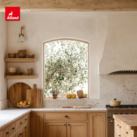 Armoires de cuisine en chêne blanc de style décontracté Alland Natural avec poutres de plafond en faux bois clair
