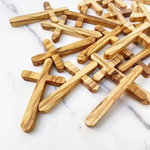 Collana con ciondolo croce rustica in legno di OliveWood collana con croce in legno intagliato a mano croce religiosa in legno - Product Image 2