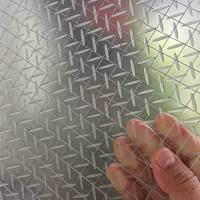Marche d'escalier en verre stratifié texturé diamanté 12x12mm avec treillis métallique antidérapant et panneau givré réflecteur pour escalier