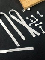 Cordons personnalisés en ruban de satin avec fermeture à clip en plastique pour étiquettes de vêtements, étiquettes de marques et de confection.
